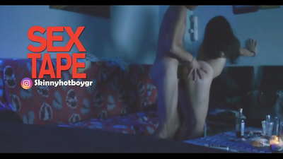 Nwa akwụkwọ mara mma na enyi ya nwoke